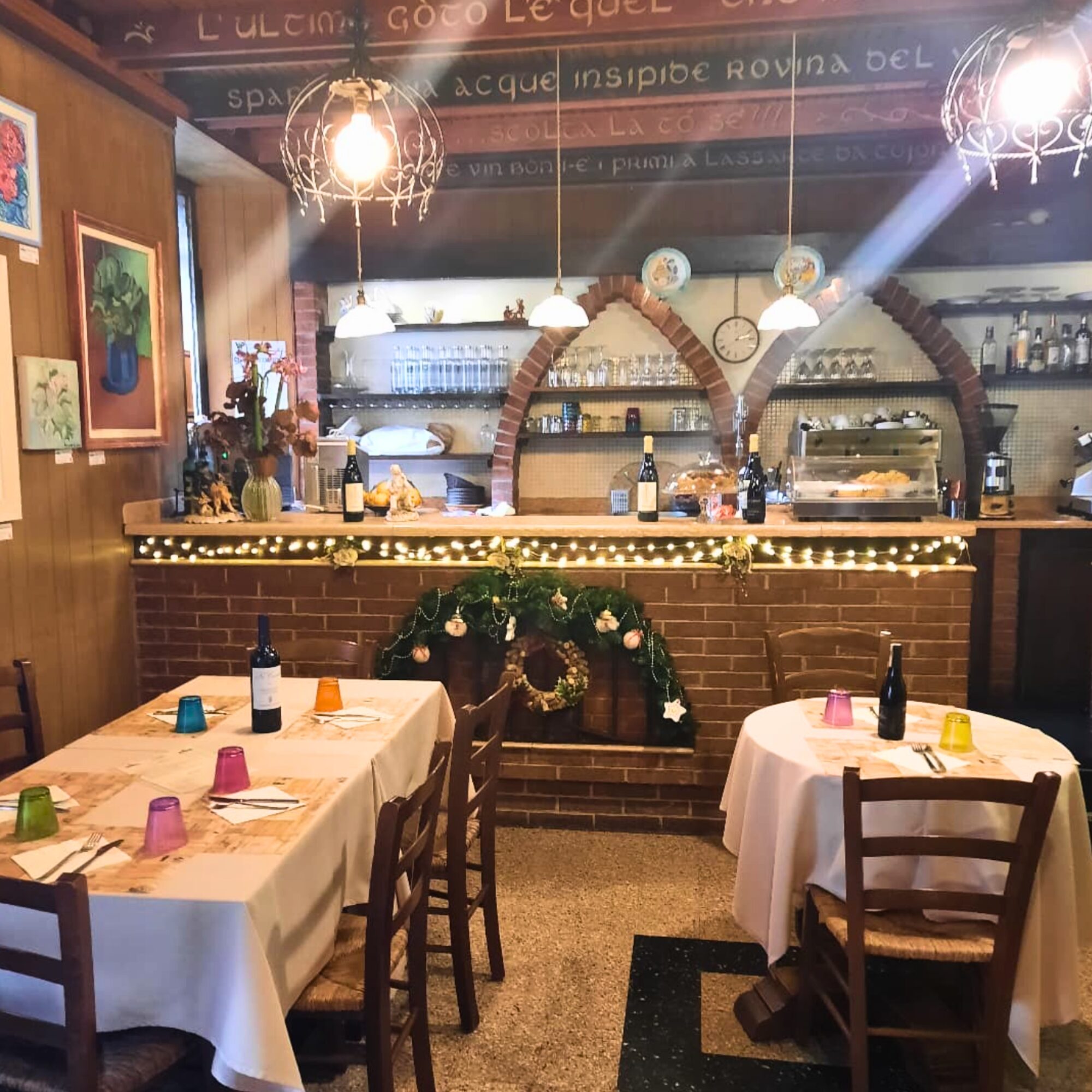 Sala interna dell'Osteria Dogana Vecia con archi in mattoni e luci calde