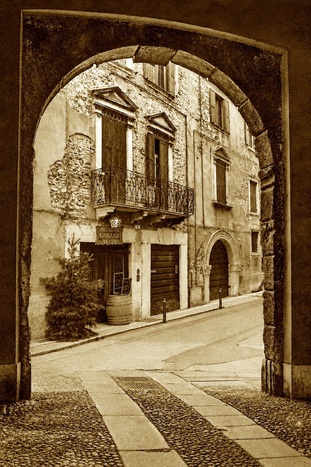 Arco con vista sulla bottega storica